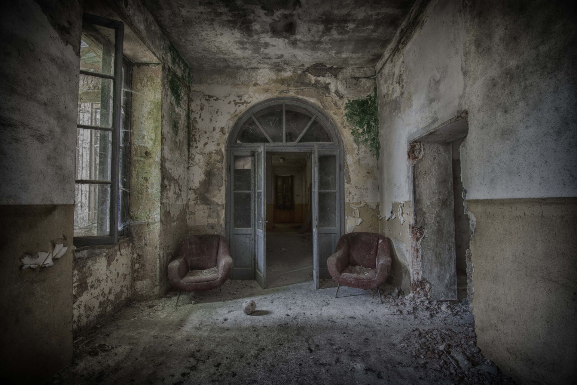 Pasillo en casa abandonada