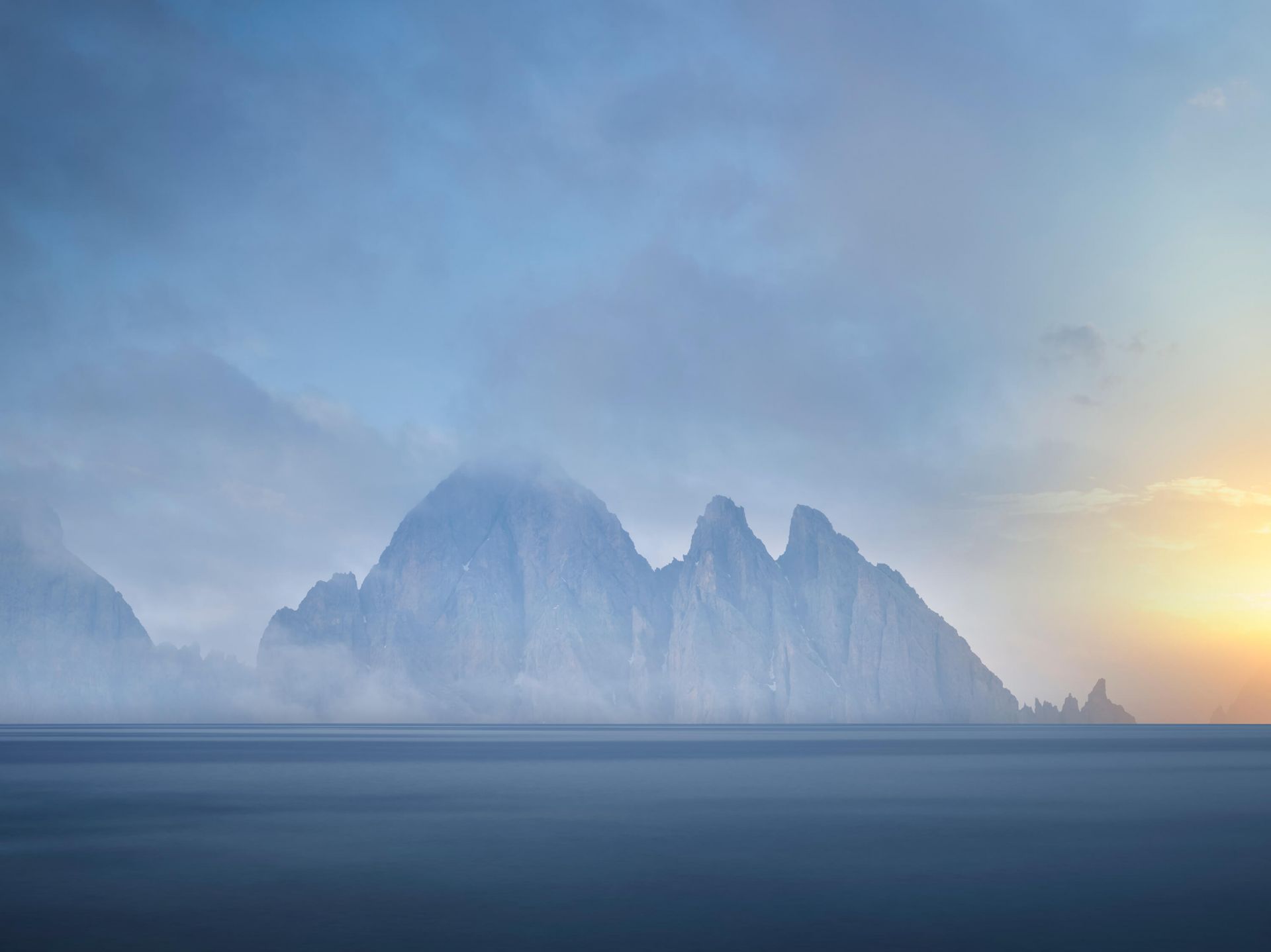 Isla rocosa en el mar