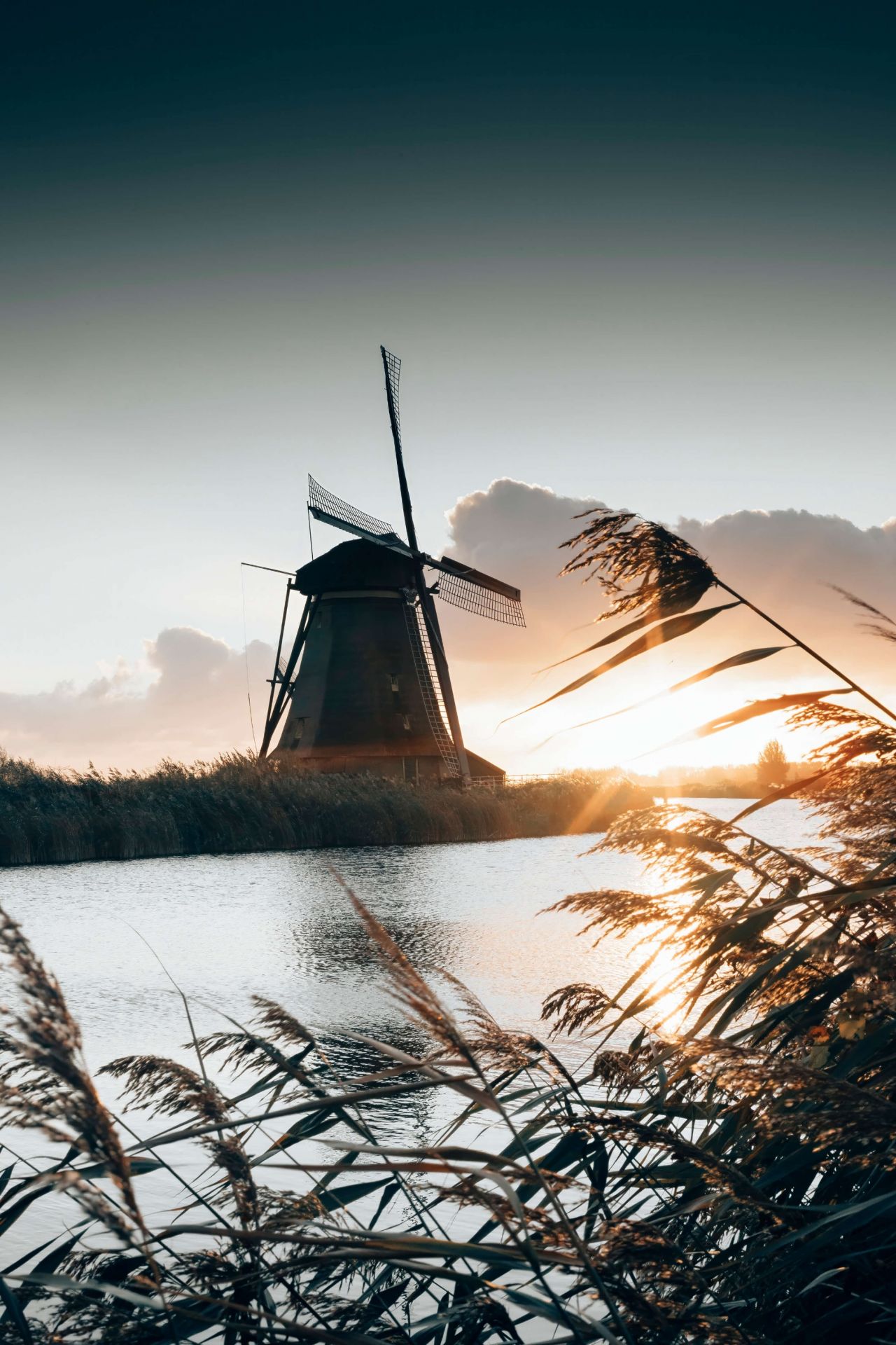 Molino de viento al amanecer