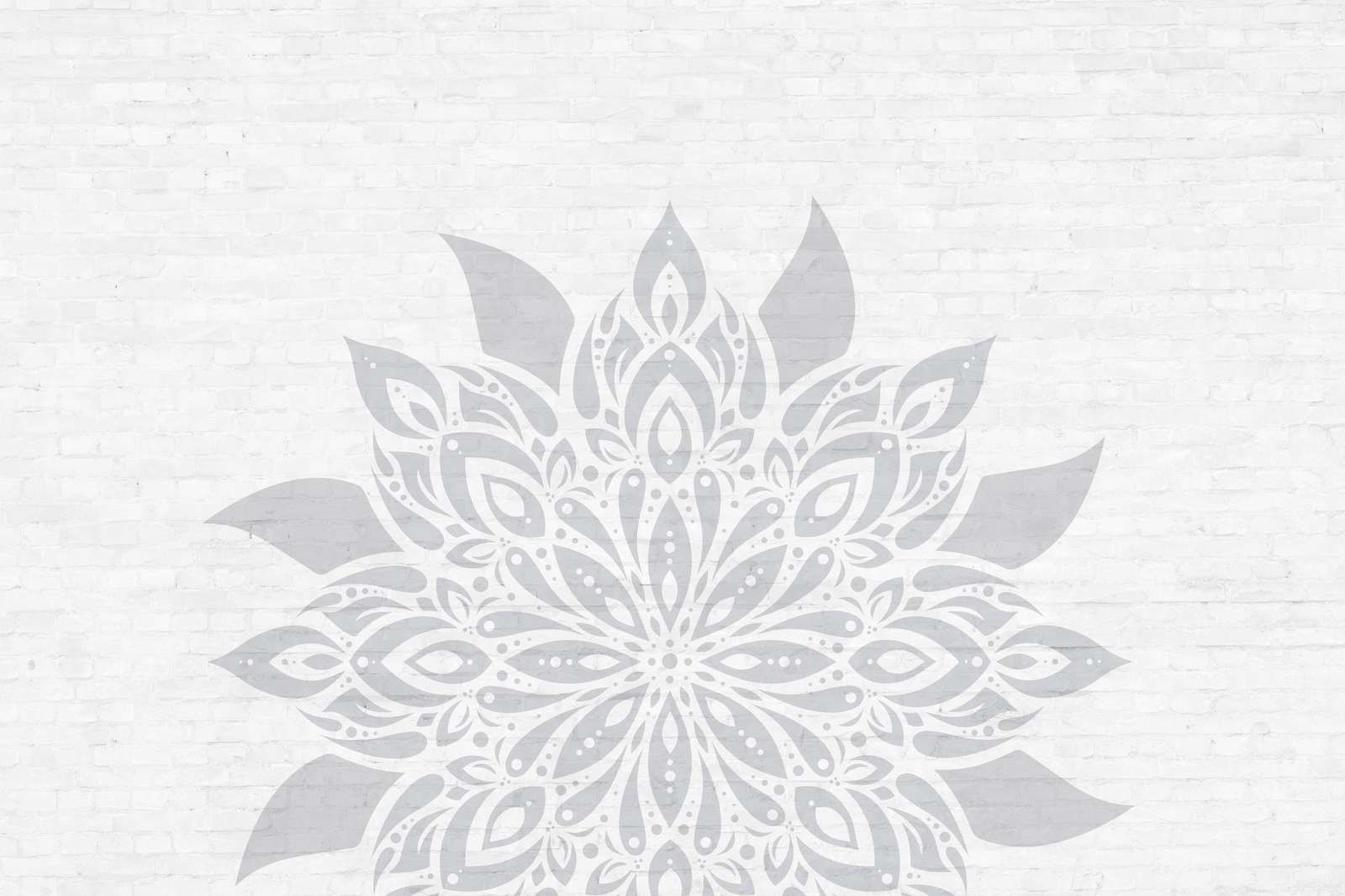 Mandala gris claro en ladrillo