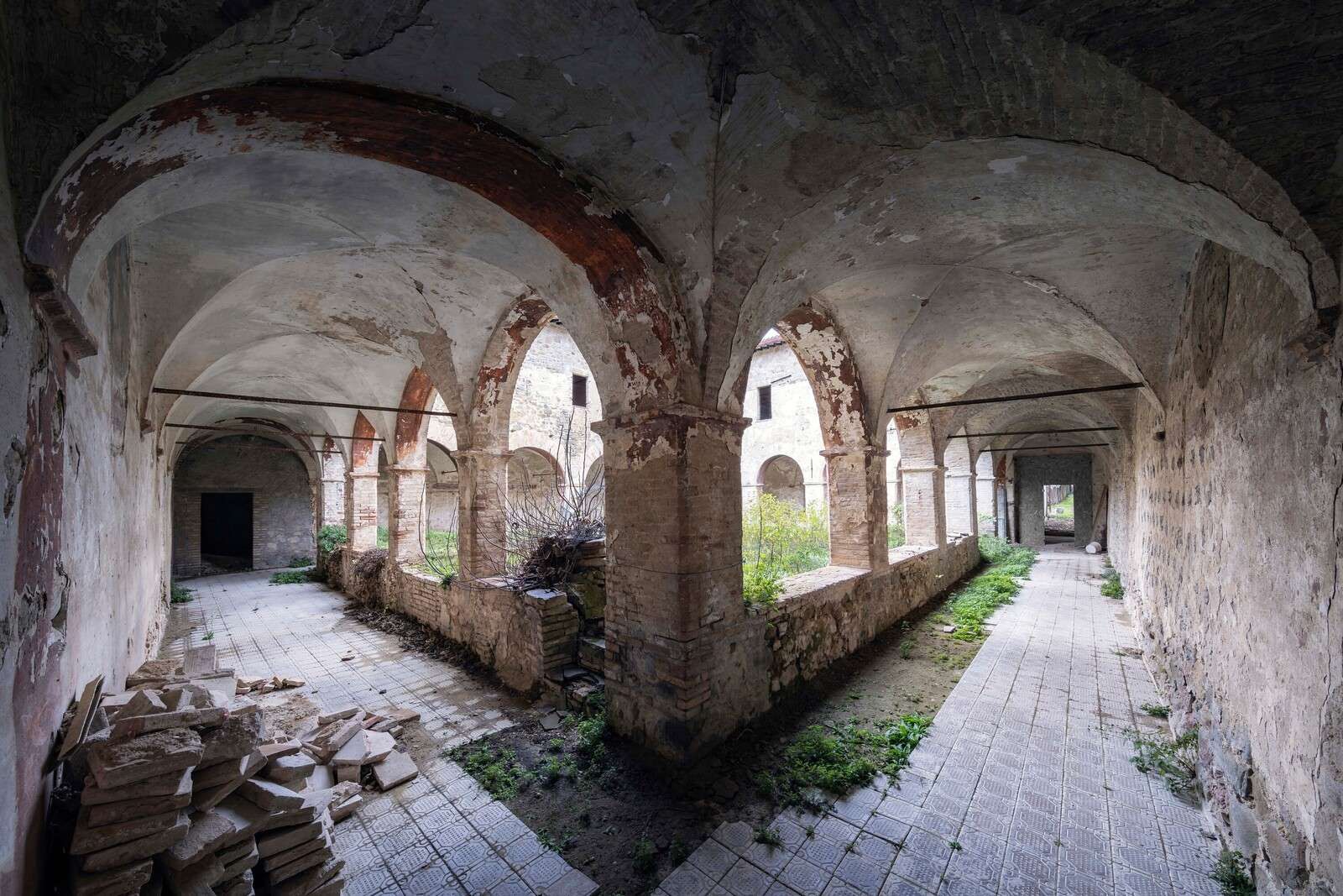 Cloister en ruinas