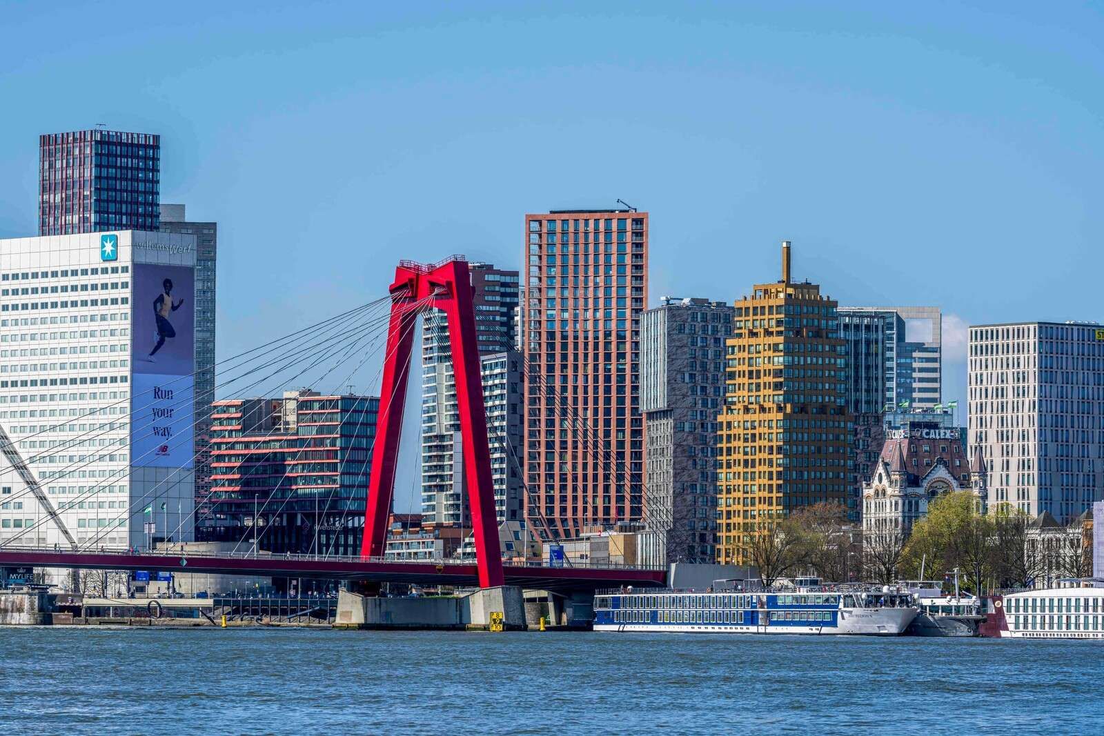 Willemsbrug en el horizonte de Róterdam