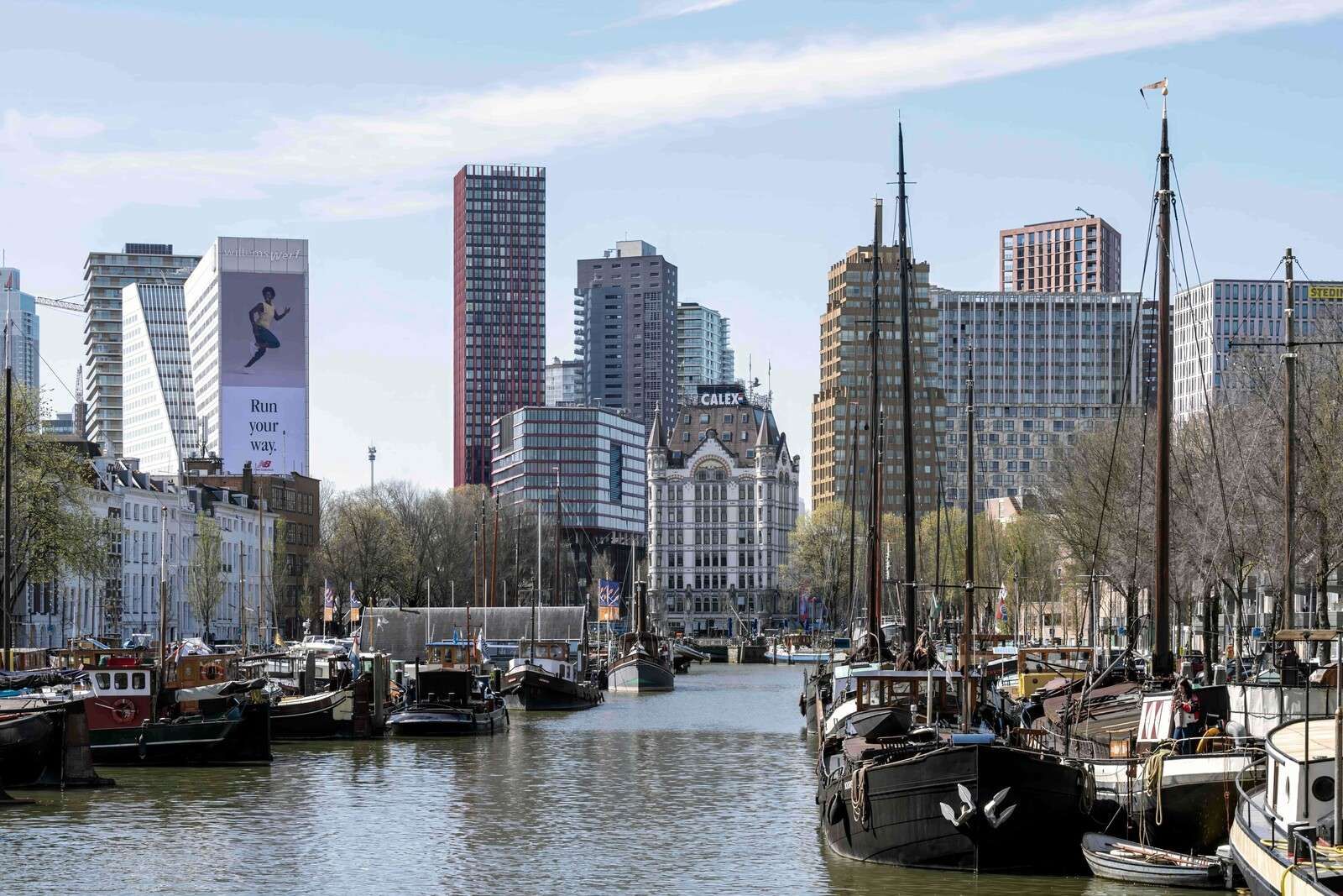 Barcos históricos y el horizonte moderno