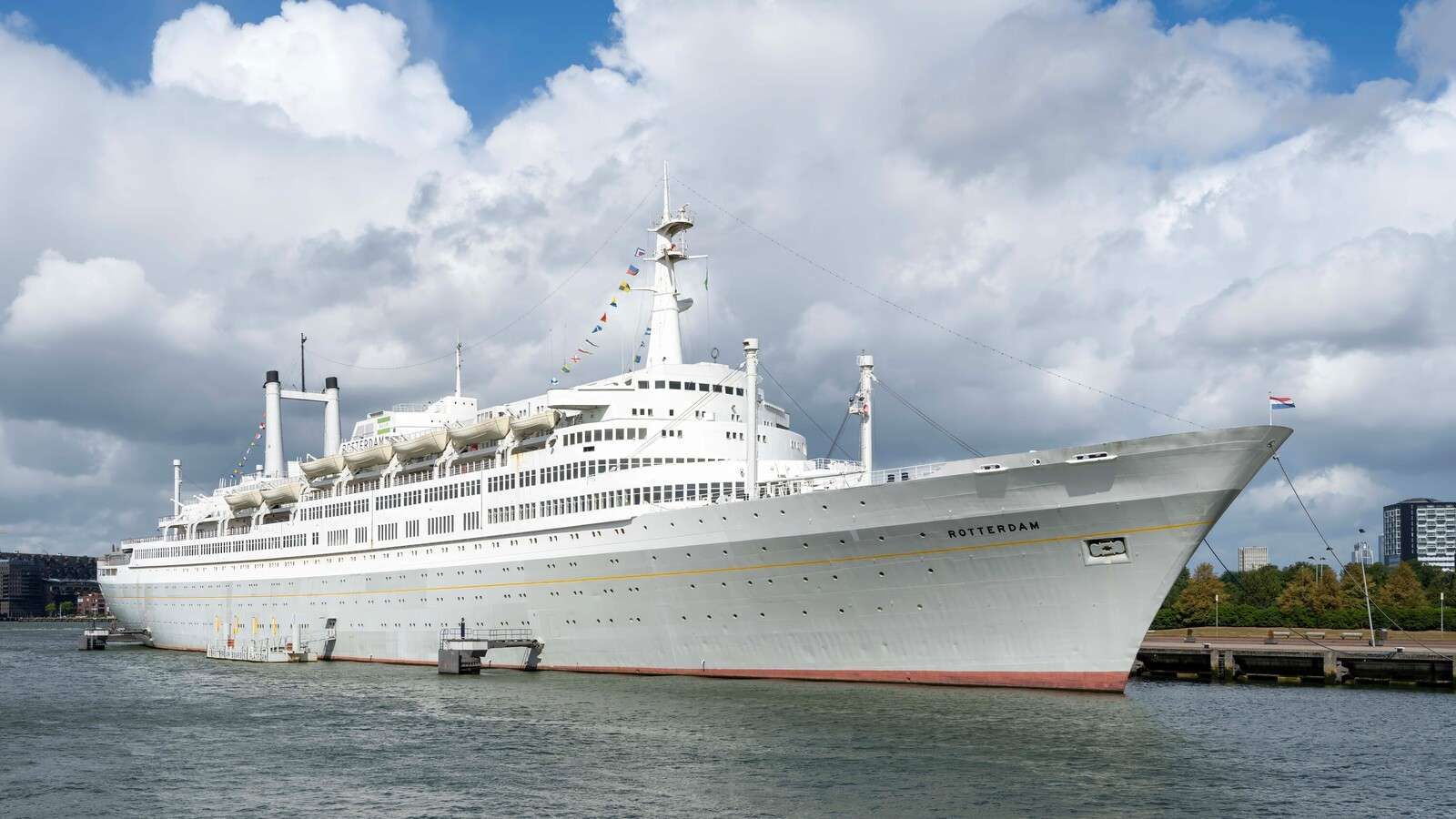 Gigante oceánico elegante en el puerto
