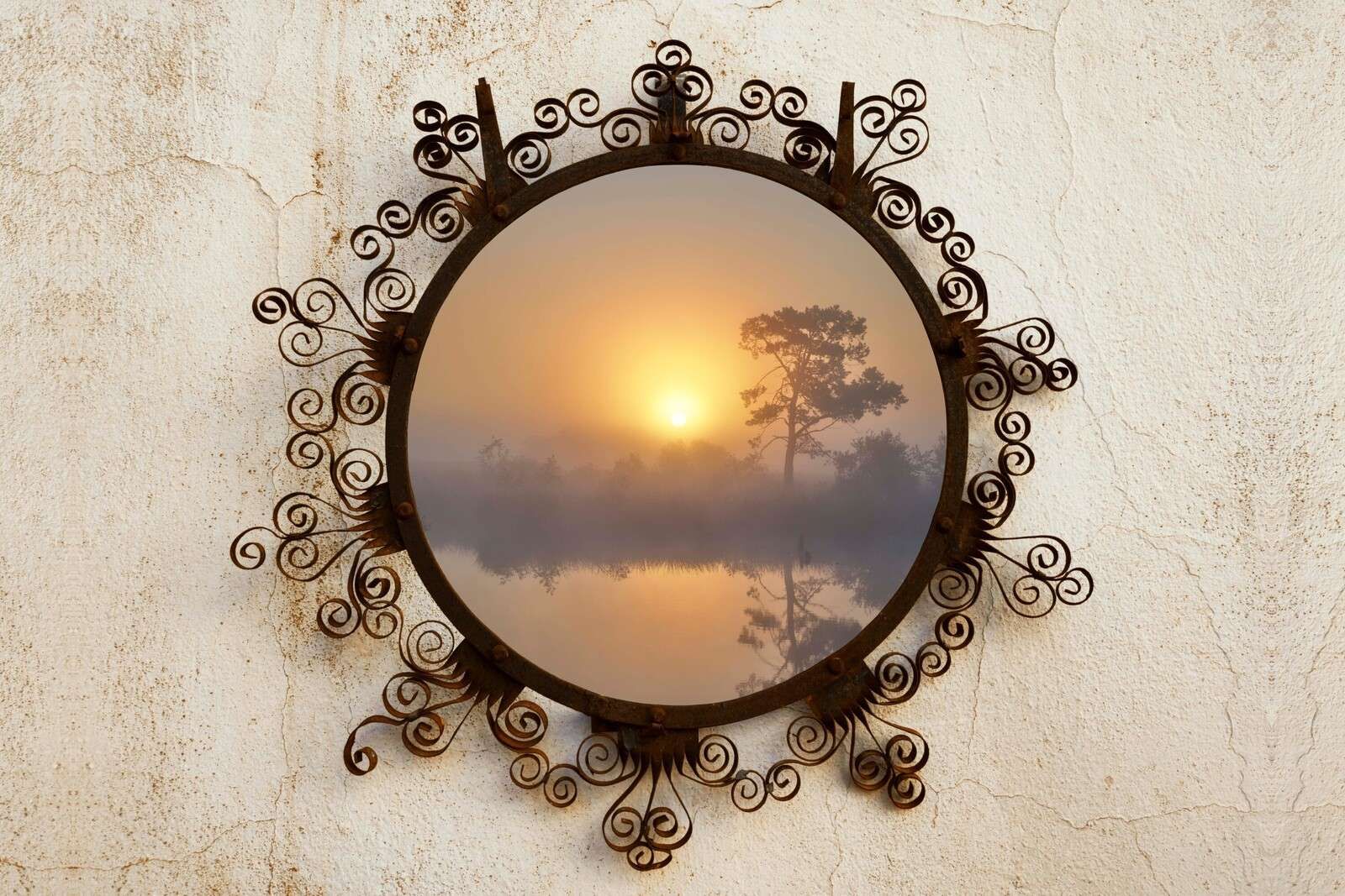 Amanecer sobre lago brumoso