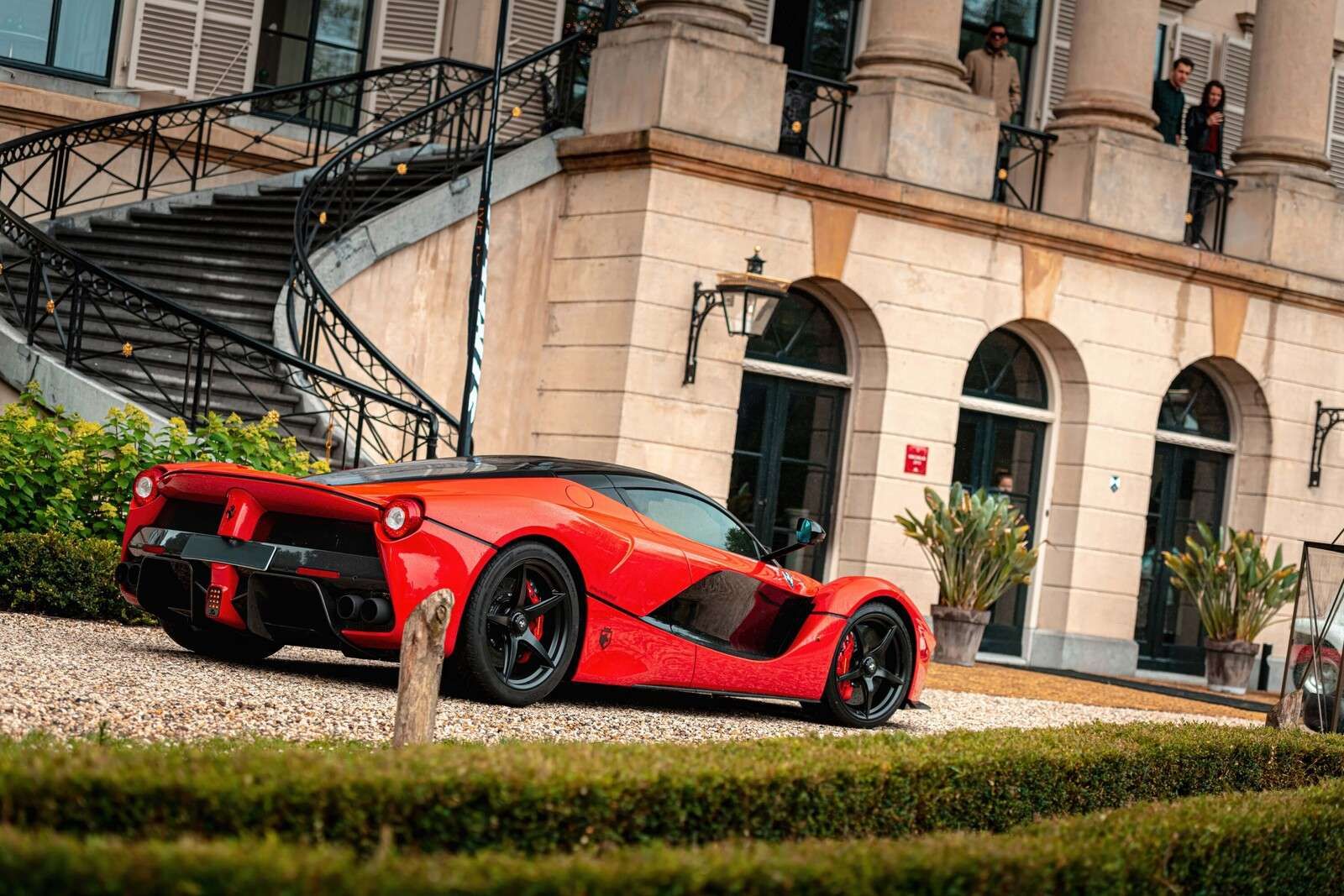 Ferrari laFerrari junto a una villa de lujo