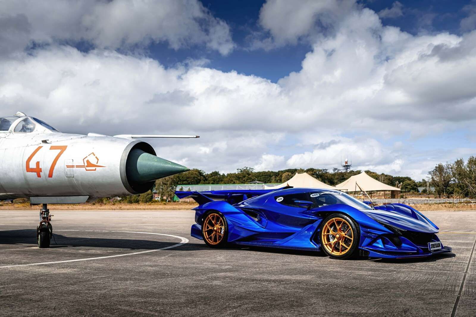 Supercoche futurista en el aeropuerto