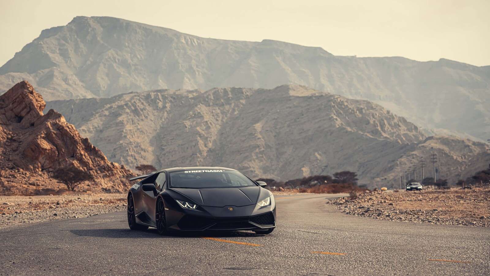 Supercoche negro en el desierto