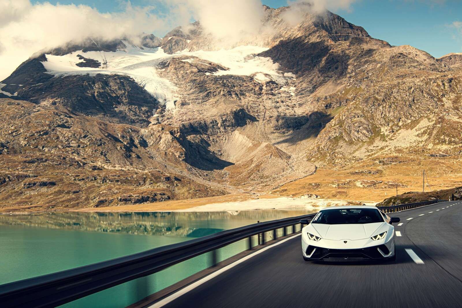Lamborghini Huracán en las montañas