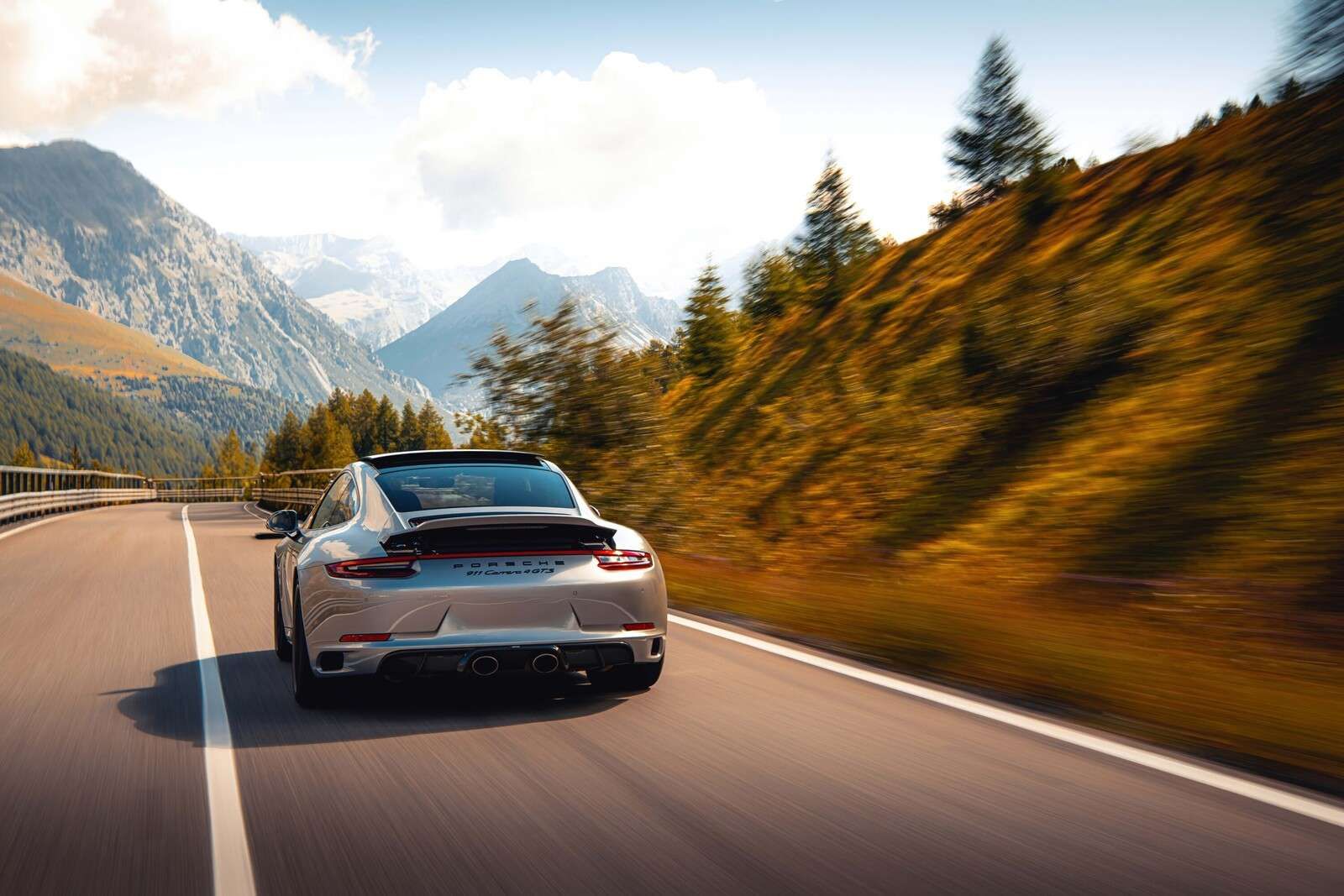 Porsche 911 Carrera GTS en las montañas