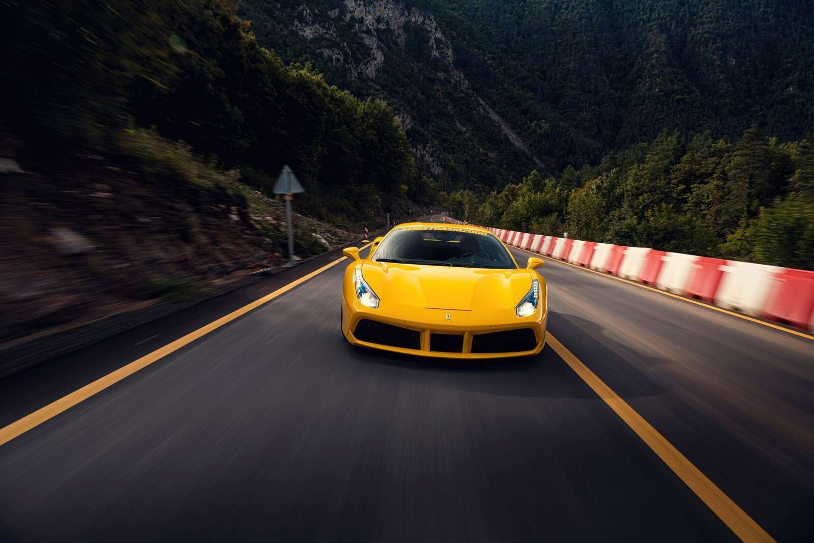 Velocidad a través de los pasos de montaña verdes