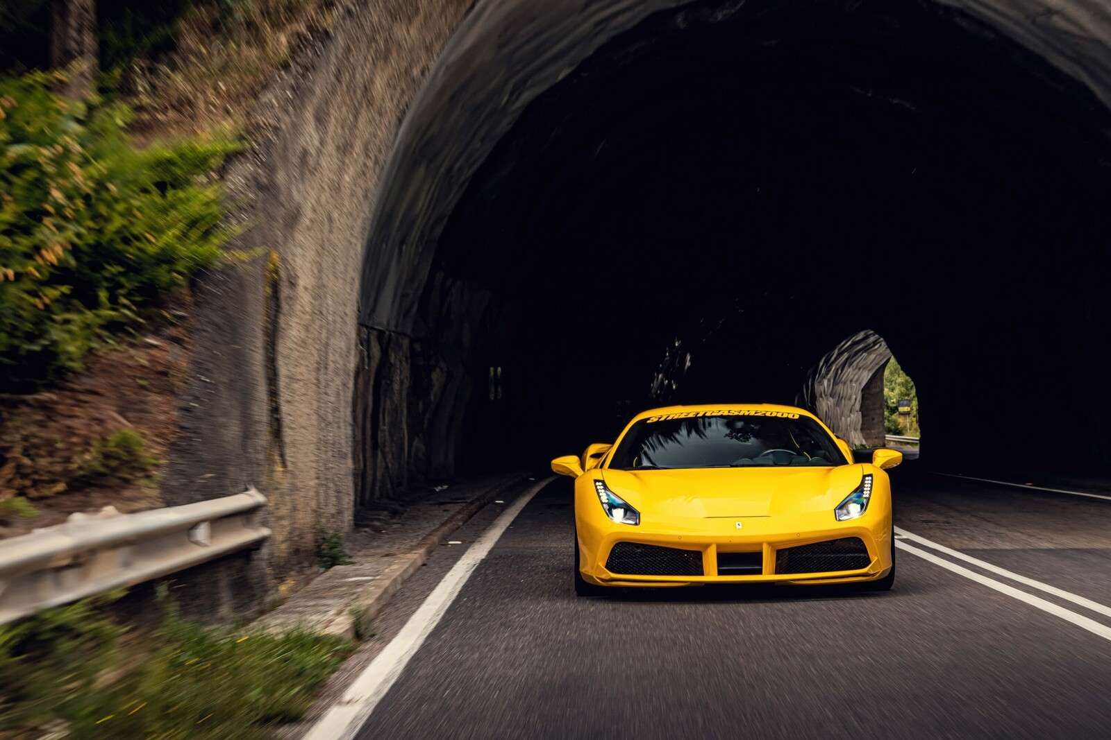Ferrari 488 GTB en ruta de montaña