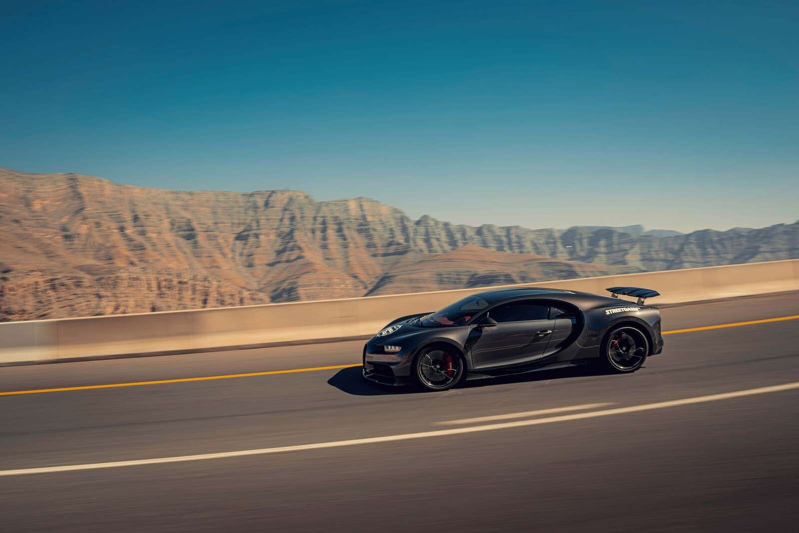 Hypercar contra paisaje montañoso