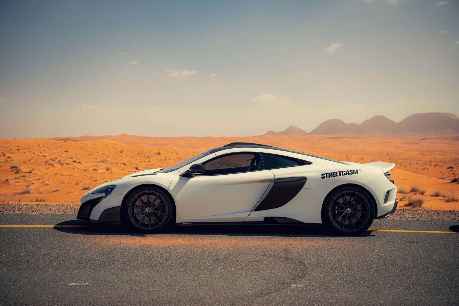 McLaren 675LT en el desierto