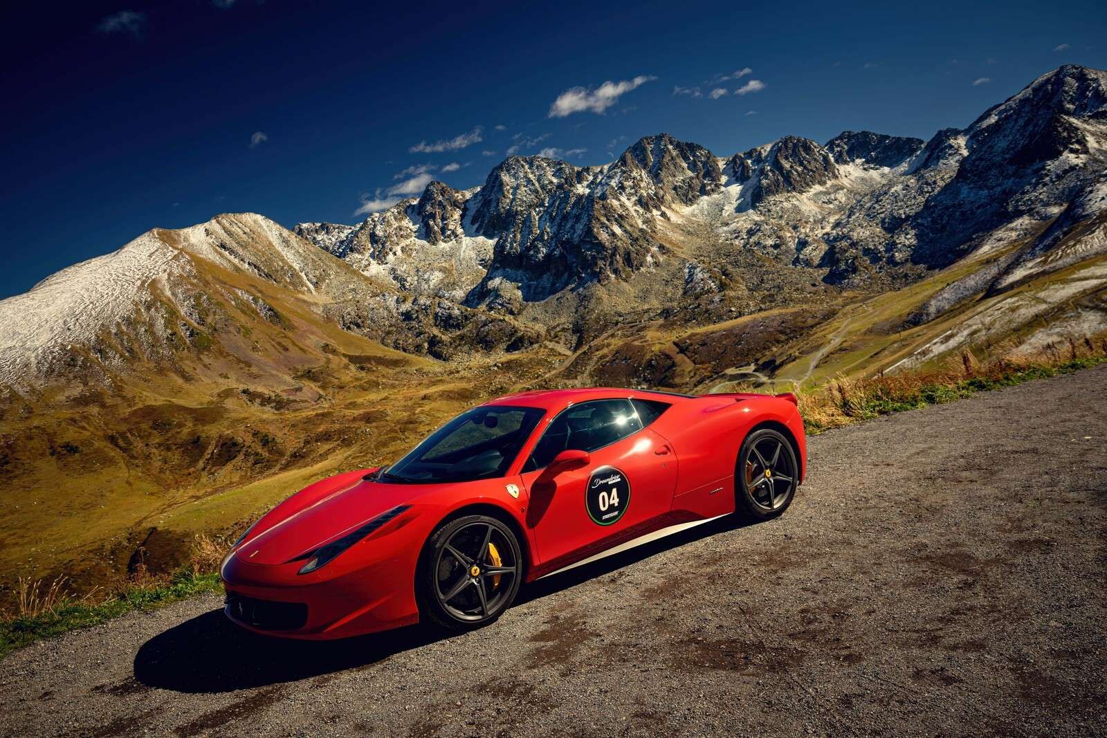 Ferrari 458 con las cumbres alpinas