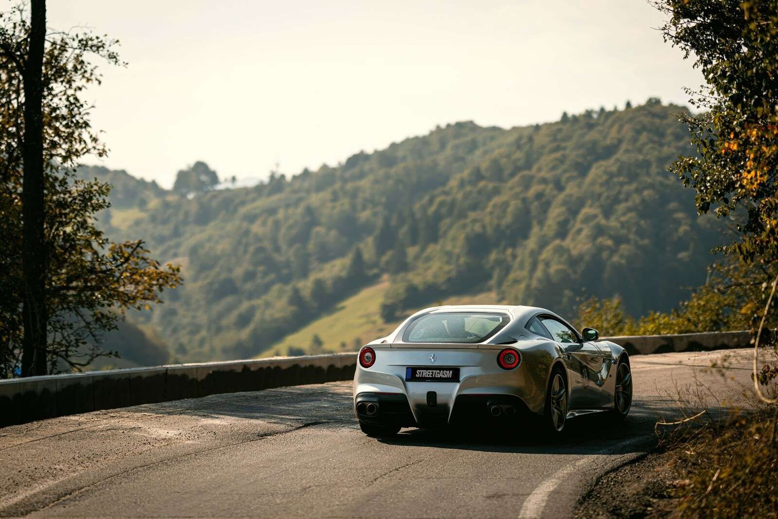 Ferrari F12 por las montañas
