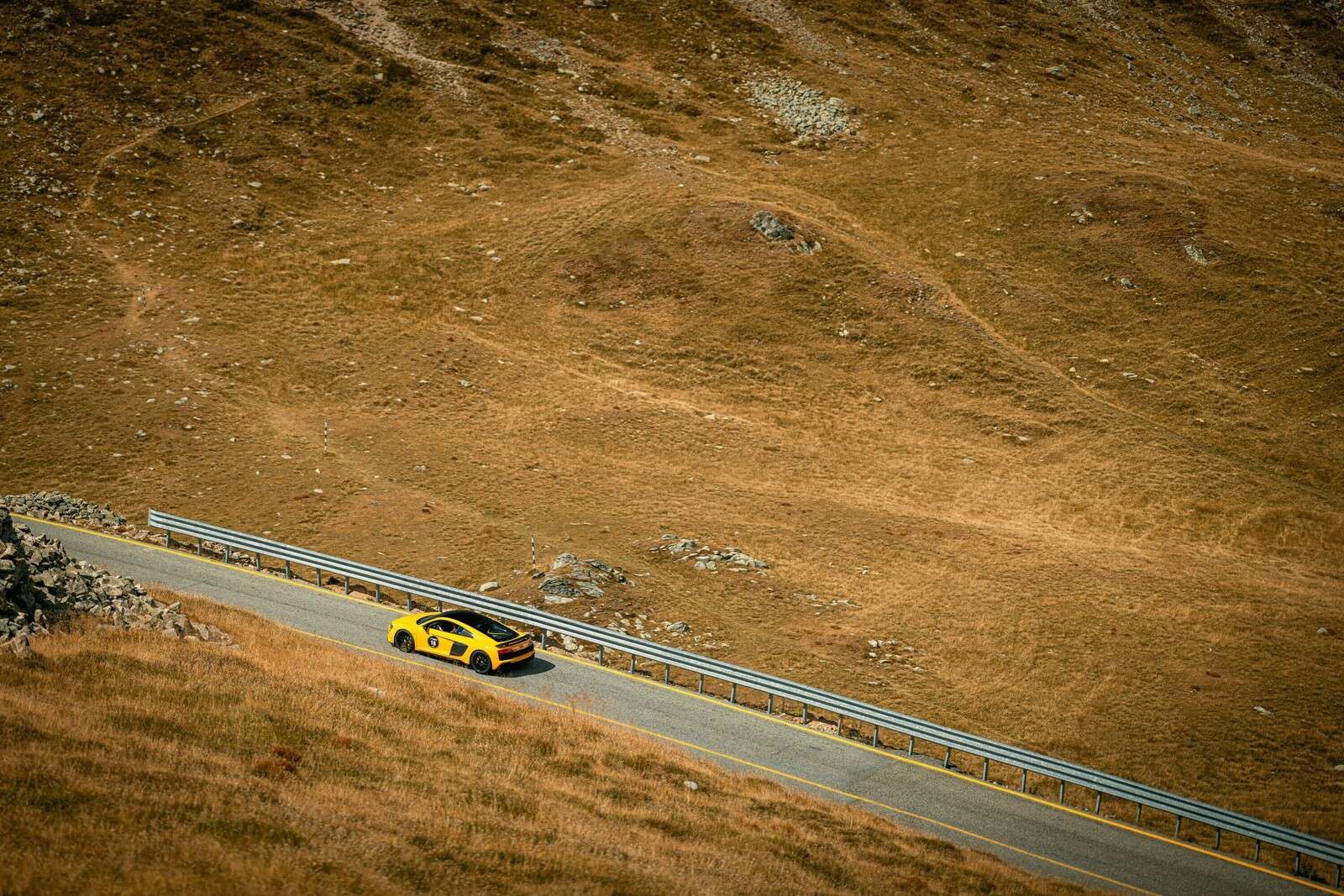 Audi R8 en un solitario camino de montaña