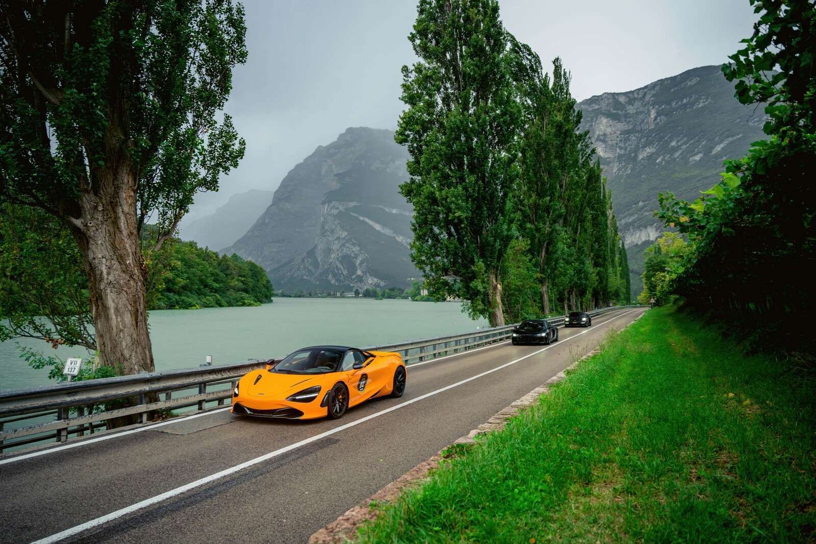 Rit por los Alpes junto al lago