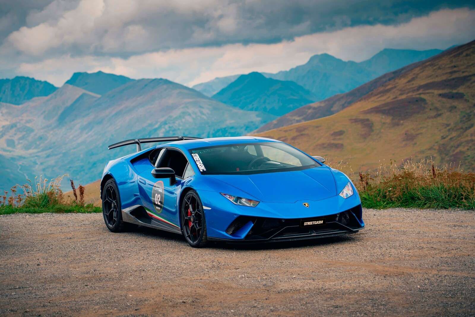 Lamborghini Huracán STO en las montañas