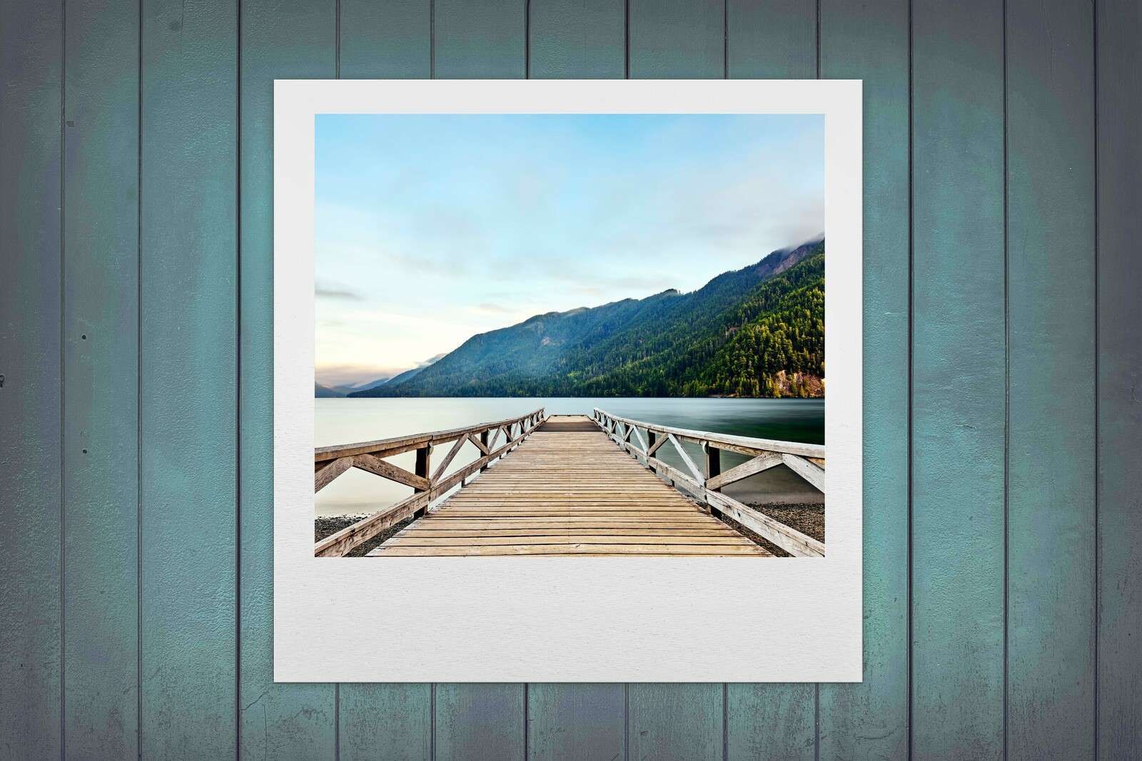 Muelle de madera en lago de montaña