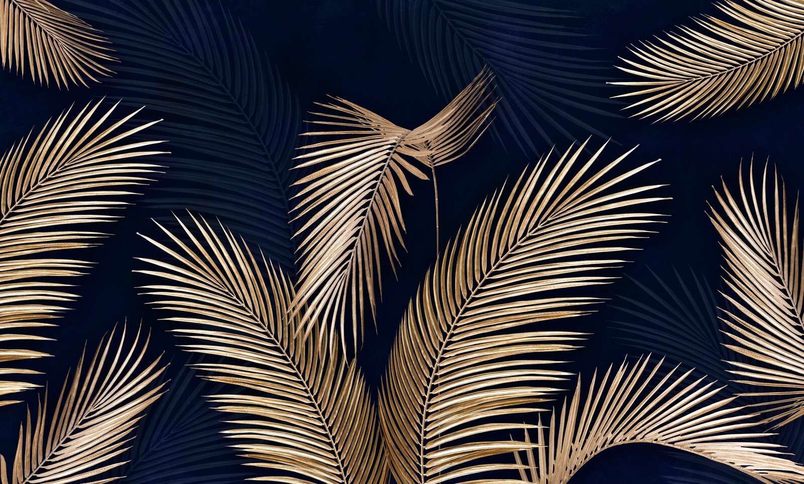 Ramas de palma doradas sobre azul noche