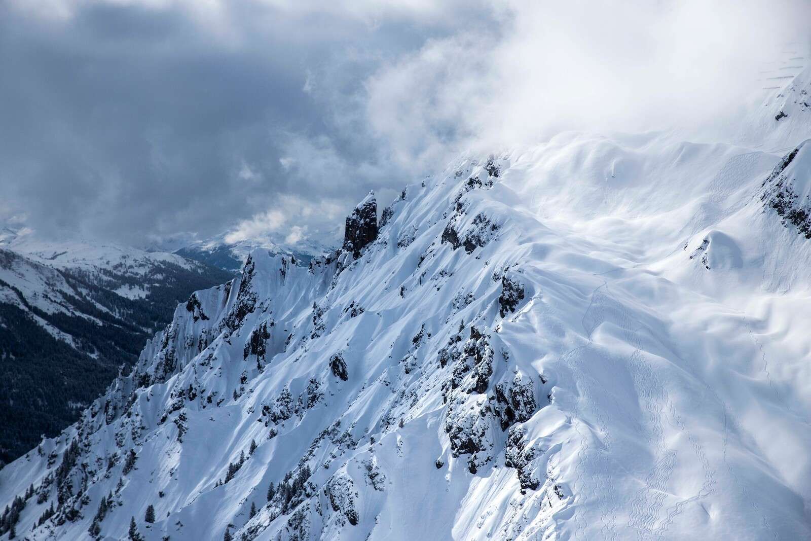 Deja rastros en la tranquila pendiente de nieve.