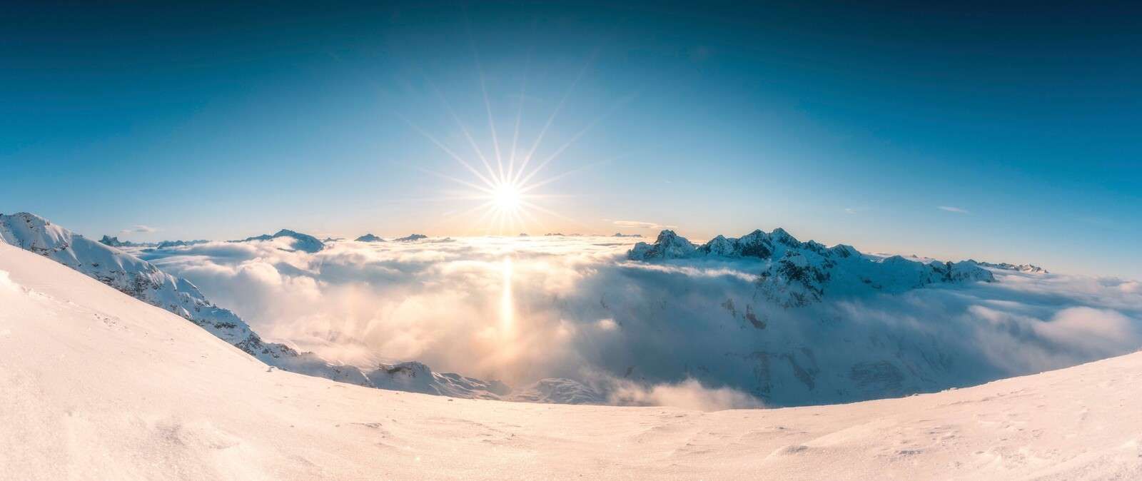 Zona sobre el manto de nubes en el panorama alpino.