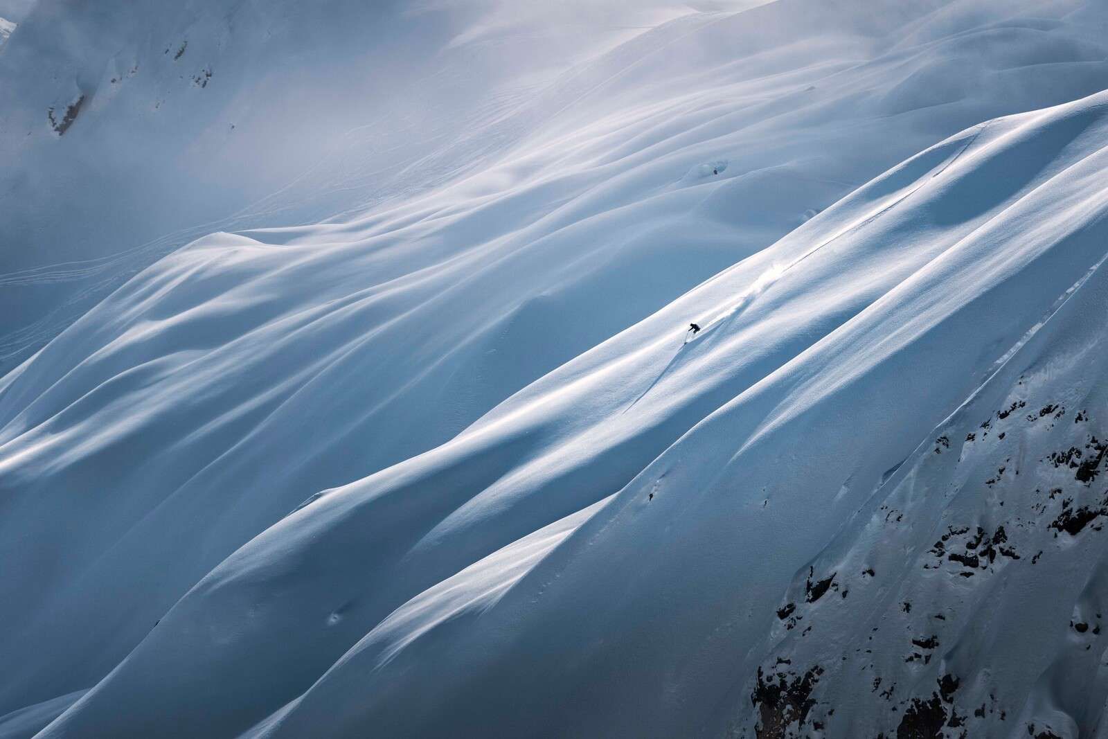 Descenso de freeride en una pendiente de nieve en polvo