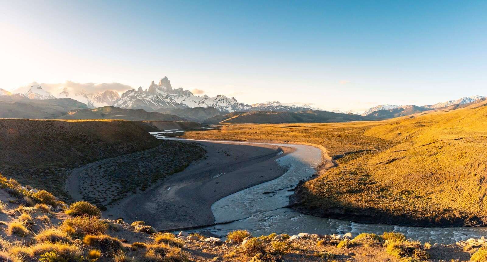Paisaje de montaña con río serpenteante en la luz de la mañana.