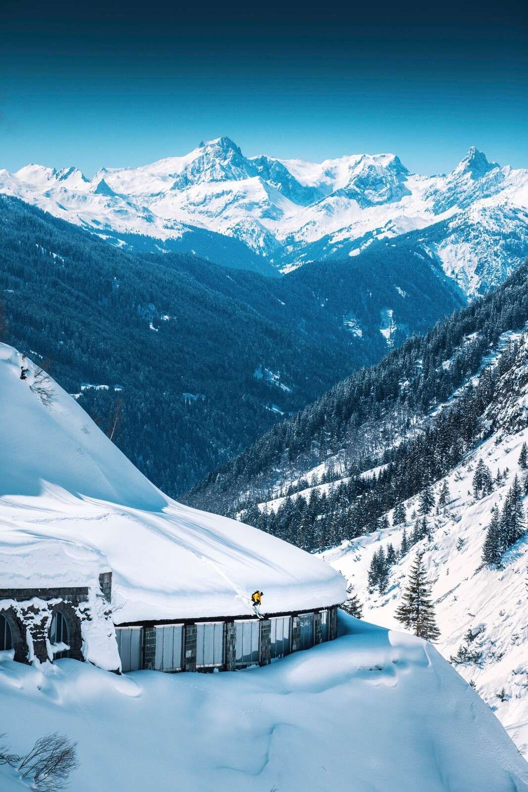 Picos alpinos de un azul profundo en nieve invernal.