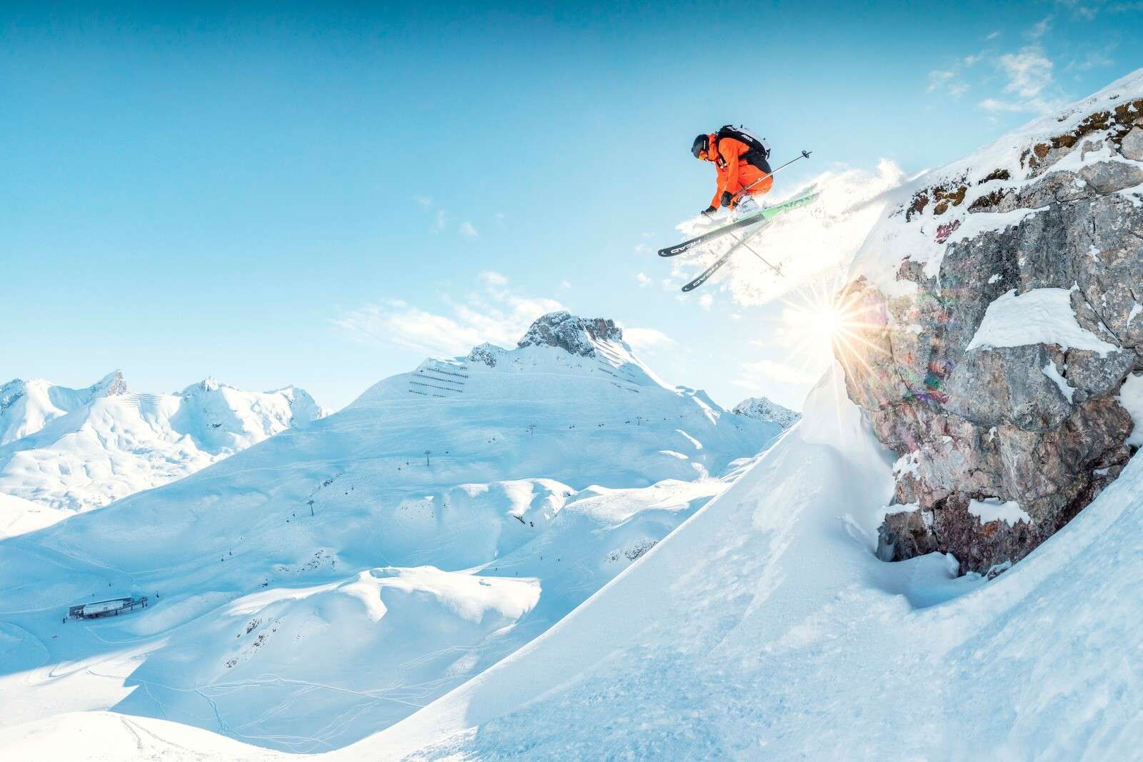 Salto en un paisaje de montaña nevado.