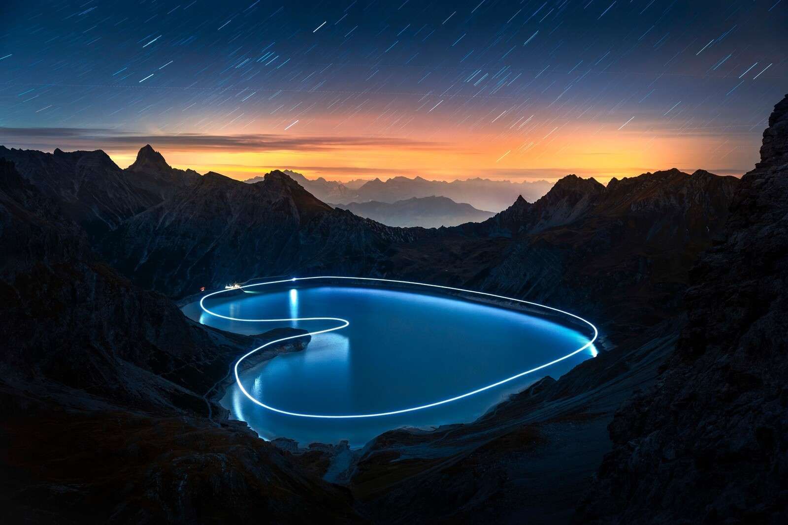 Luz de noche alrededor de un lago de montaña.