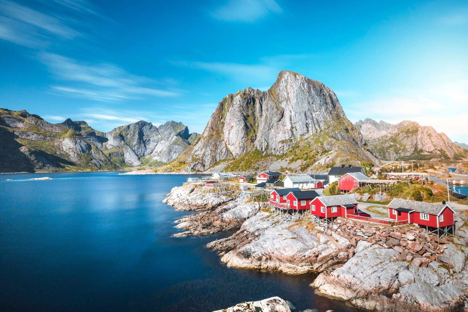 Cabañas de pescadores en un fiordo noruego.
