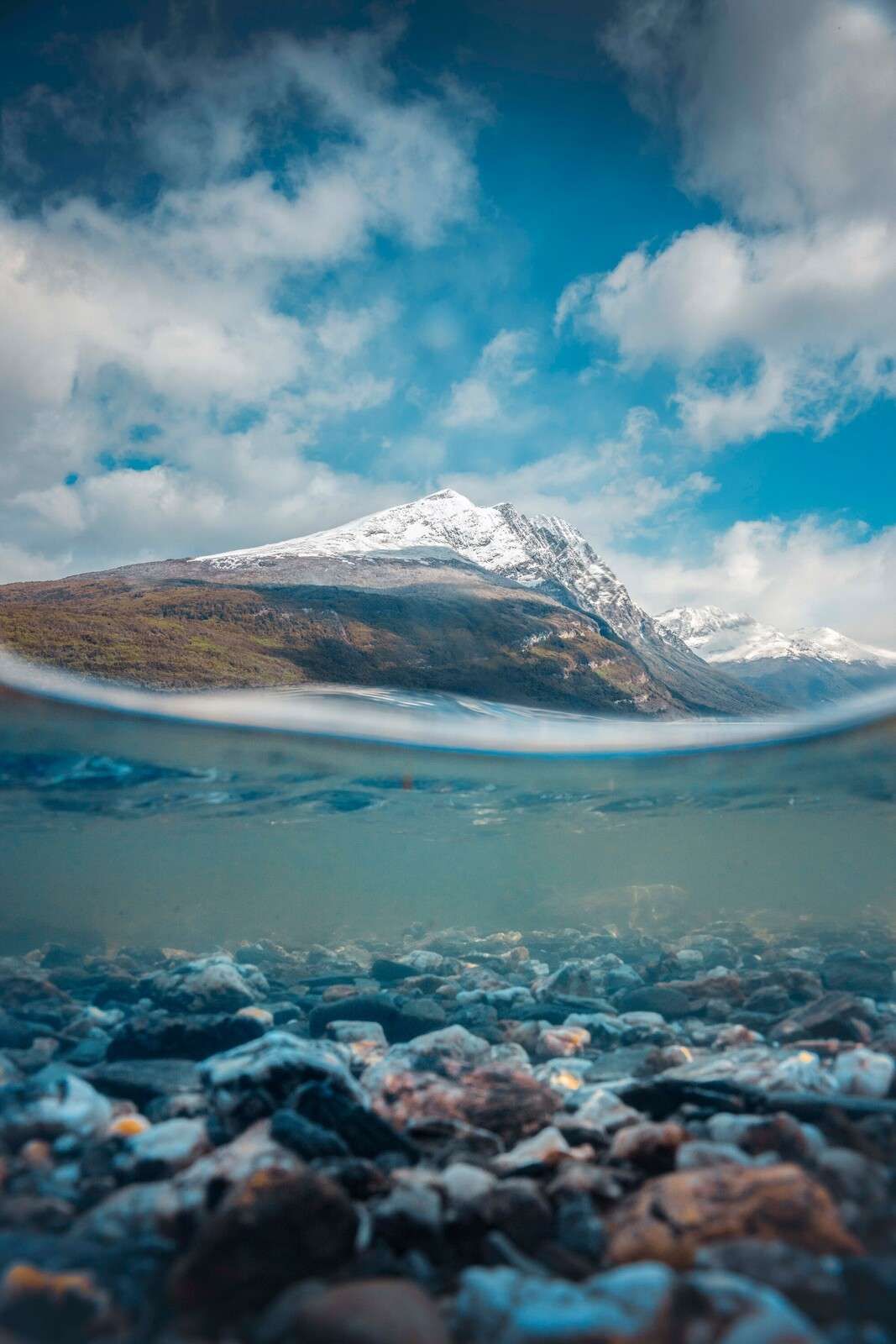 Vista de la montaña a través de agua clara de glaciar.