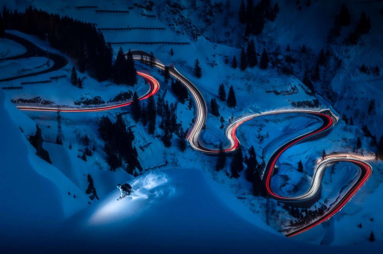 Descenso nocturno en curvas de montaña.