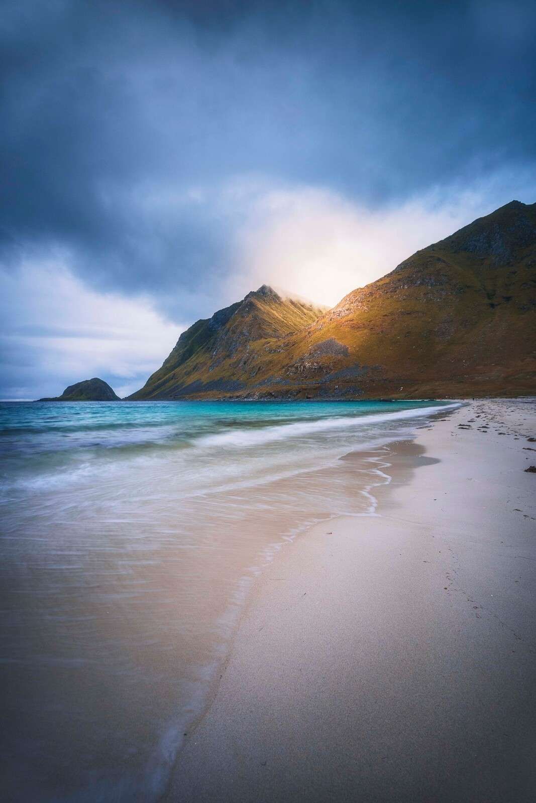 Luz del sol en la montaña y en las olas.