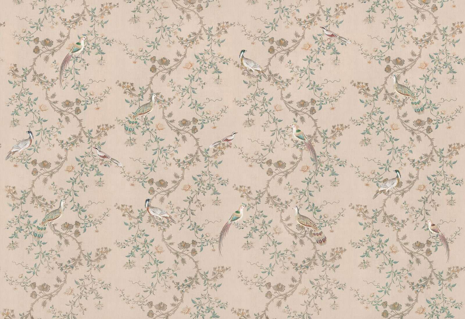 Faisanes entre enredaderas florecientes.