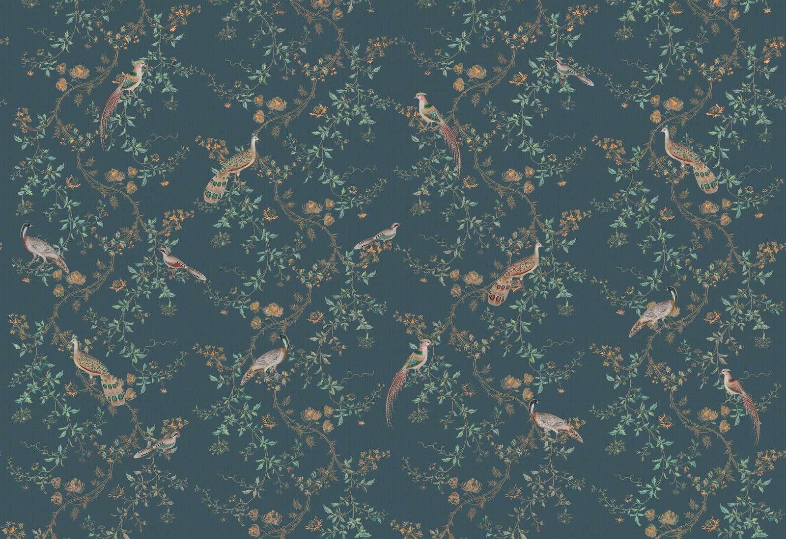 Faisanes en la opulencia de flores azul noche.