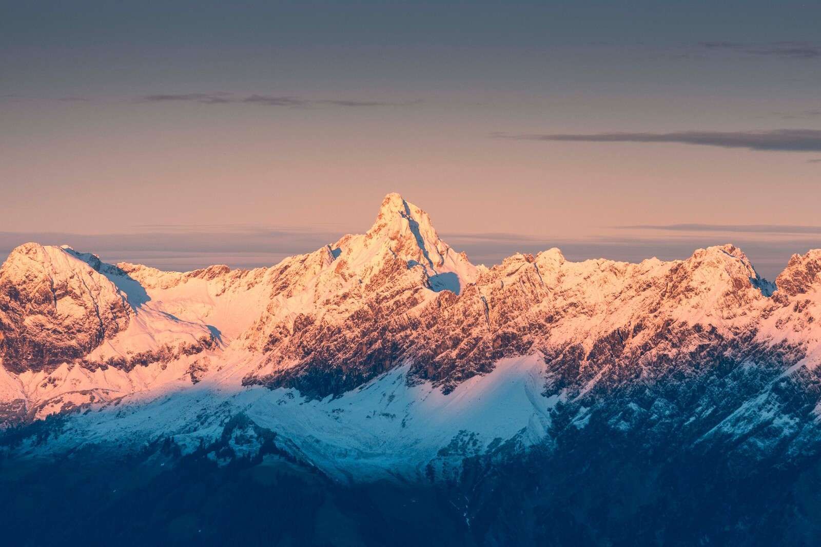 Luz de la tarde sobre cumbres nevadas