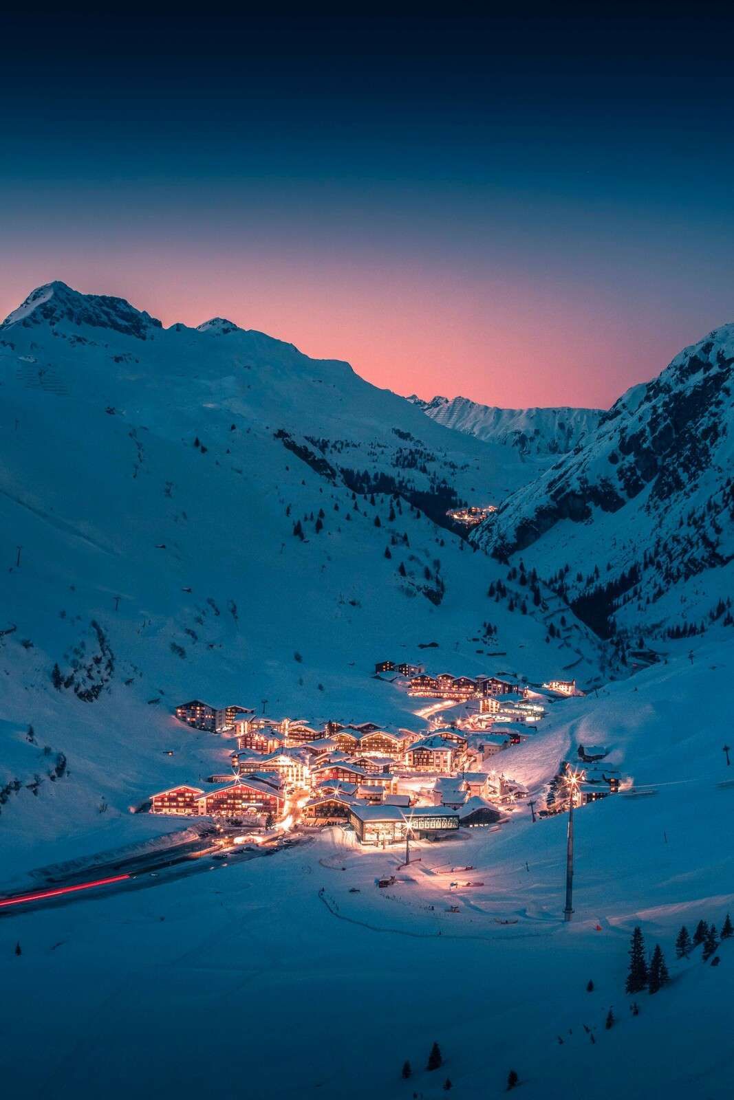 Luz de la tarde en un pueblo alpino.