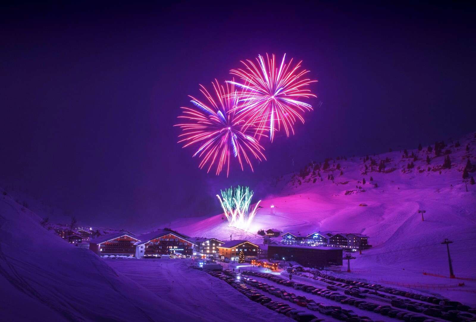 Fuegos artificiales sobre pueblo invernal
