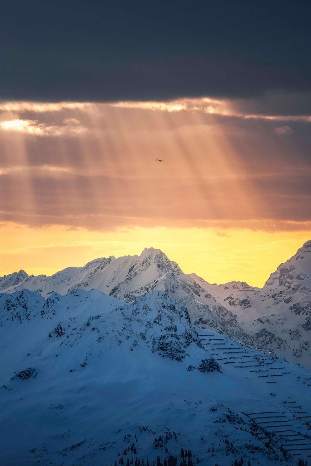 Rayos de sol sobre cimas nevadas