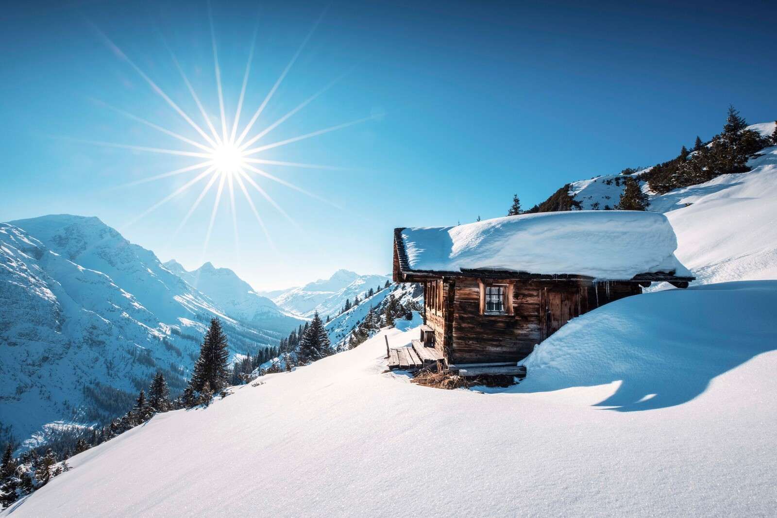Invierno sobre cabaña de montaña de madera.