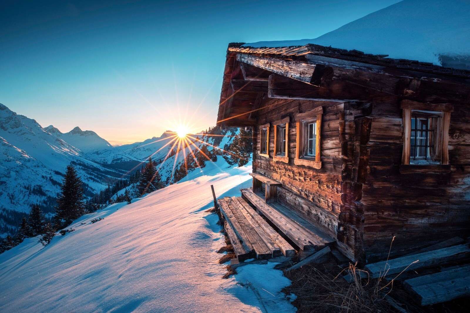 Cielo matutino en cabaña alpina de madera.