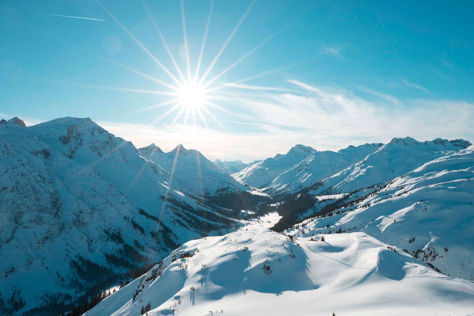 Claro sol de invierno sobre el valle alpino.