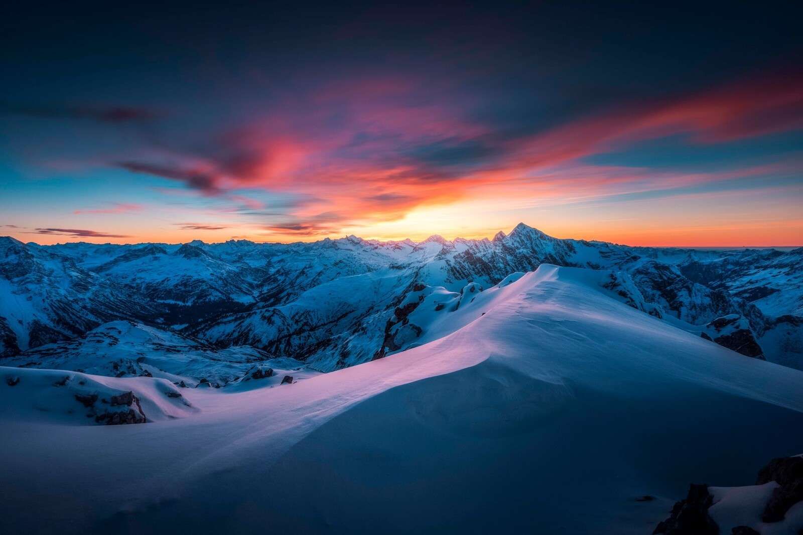Cumbres nevadas al amanecer ardiente