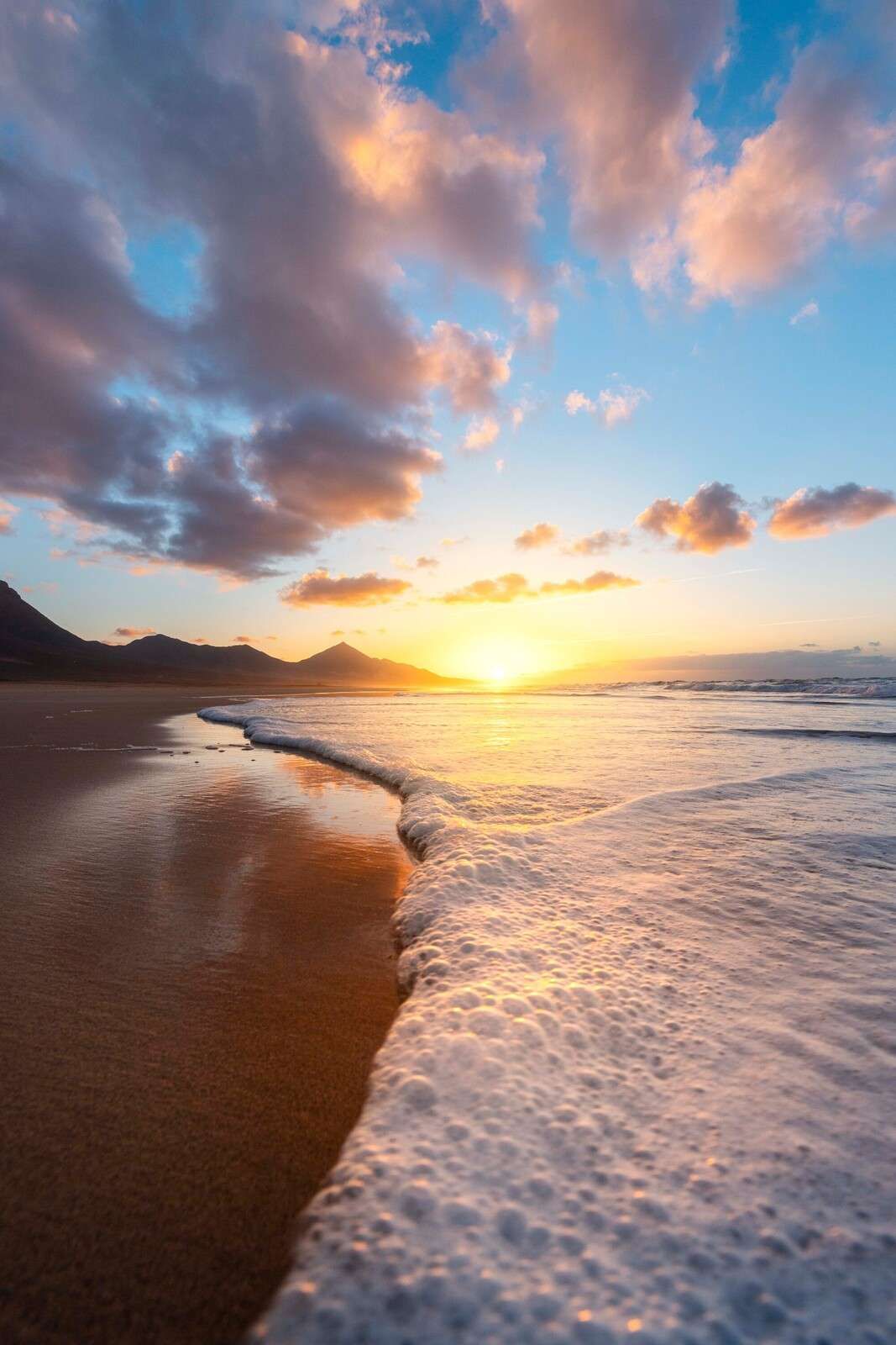 Atardecer dorado en la costa.