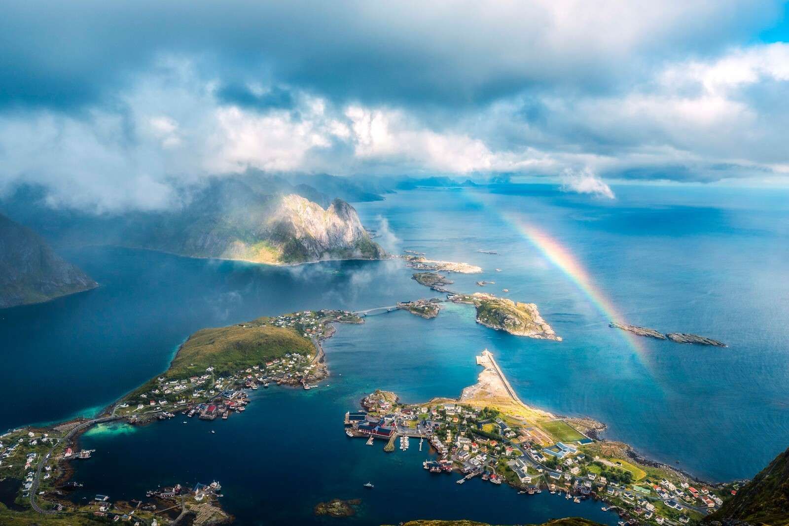 Luz del arco iris sobre la costa de los fiordos.