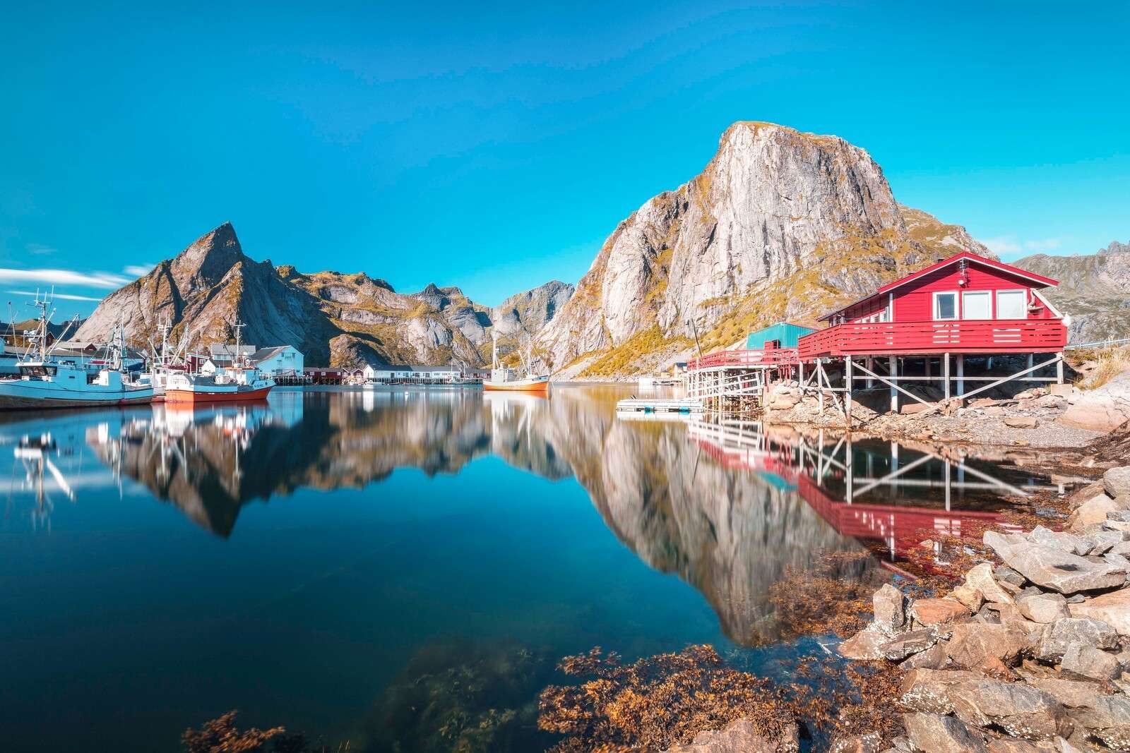 Cabañas rojas junto al agua del fiordo
