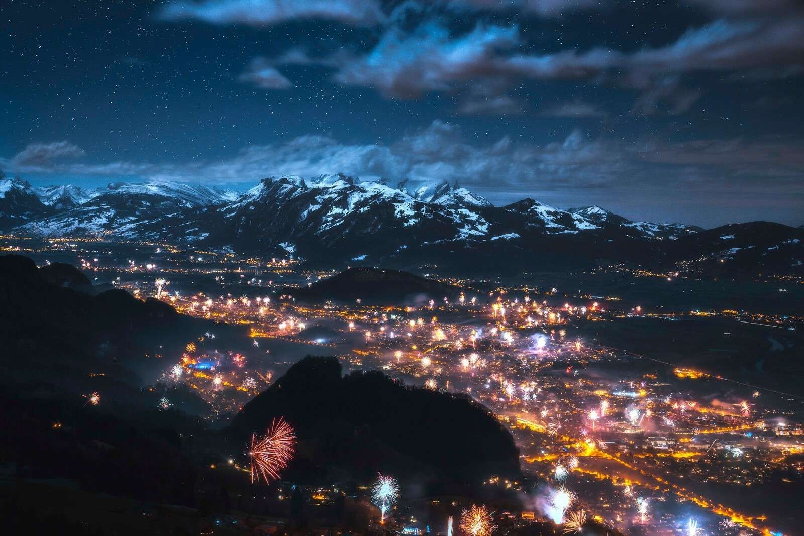 Luces de fuegos artificiales sobre el pueblo alpino.